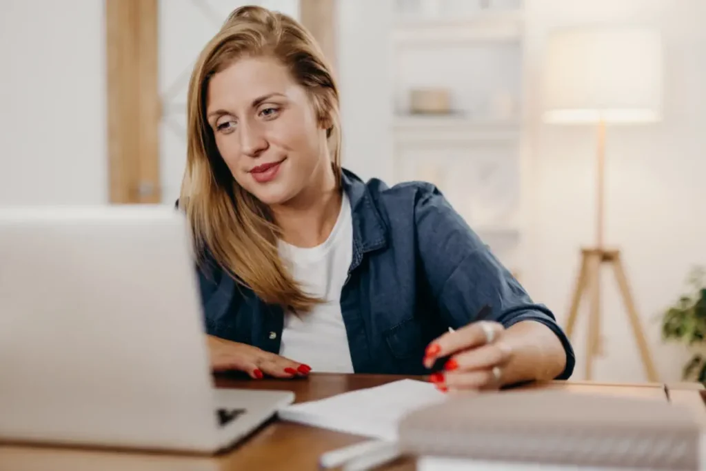 Behalten Sie den Überblick mit allen Funktionen aus dem Basismodul der Zeiterfassung